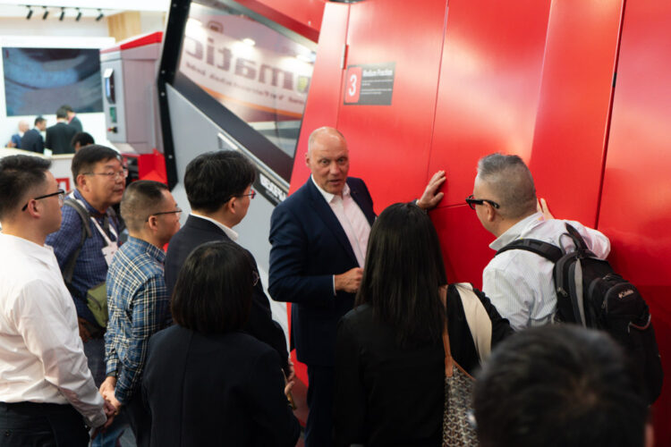 The Head of Sales explains a group of interested people the advantages of the AirStar evolution windsifter by Westeria.